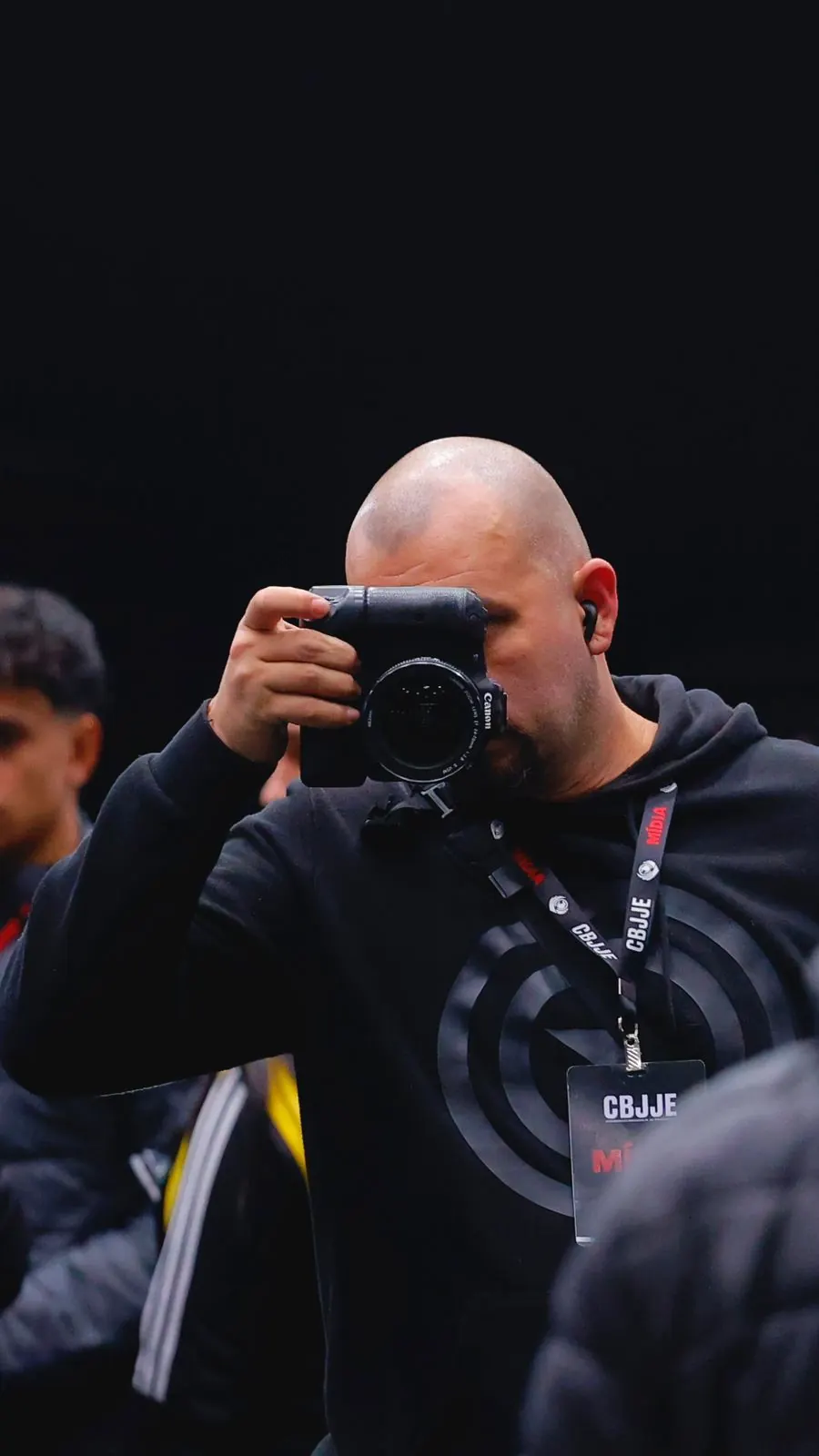 Alex Capitão fotografando em evento