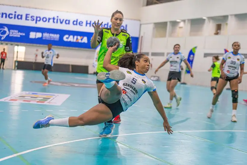 Lance de arremesso decisivo em partida esportiva fotografado por Alex Capitão