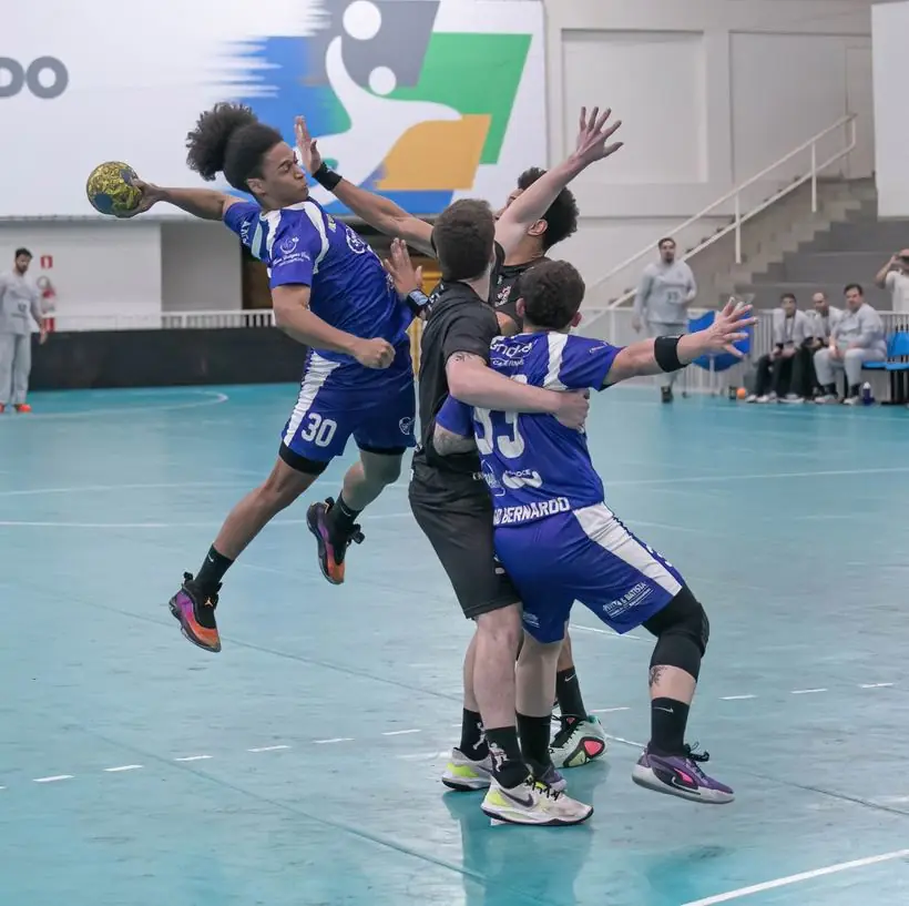 Lance de ataque na área em partida esportiva fotografado por Alex Capitão