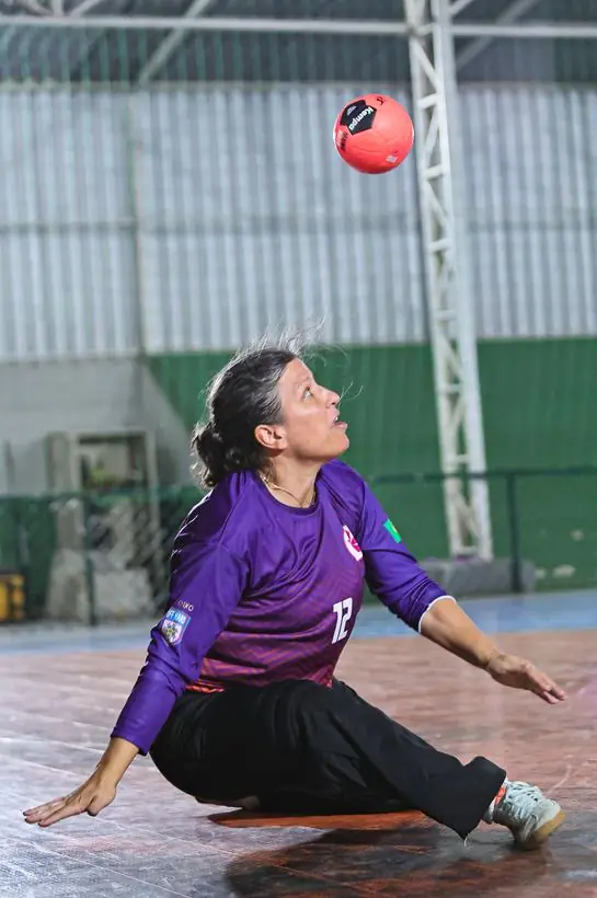 Lance de defesa da goleira em partida esportiva fotografado por Alex Capitão