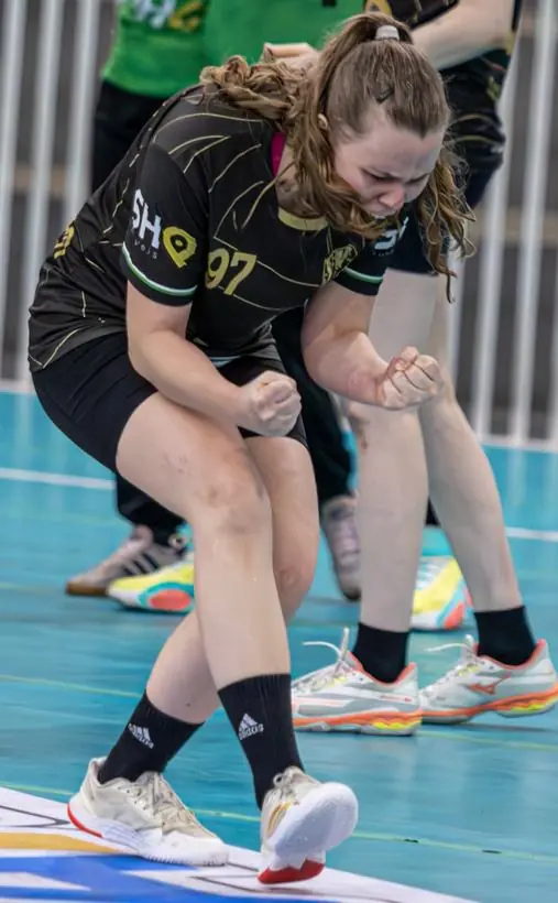 Lance de disputa corpo a corpo em partida esportiva fotografado por Alex Capitão
