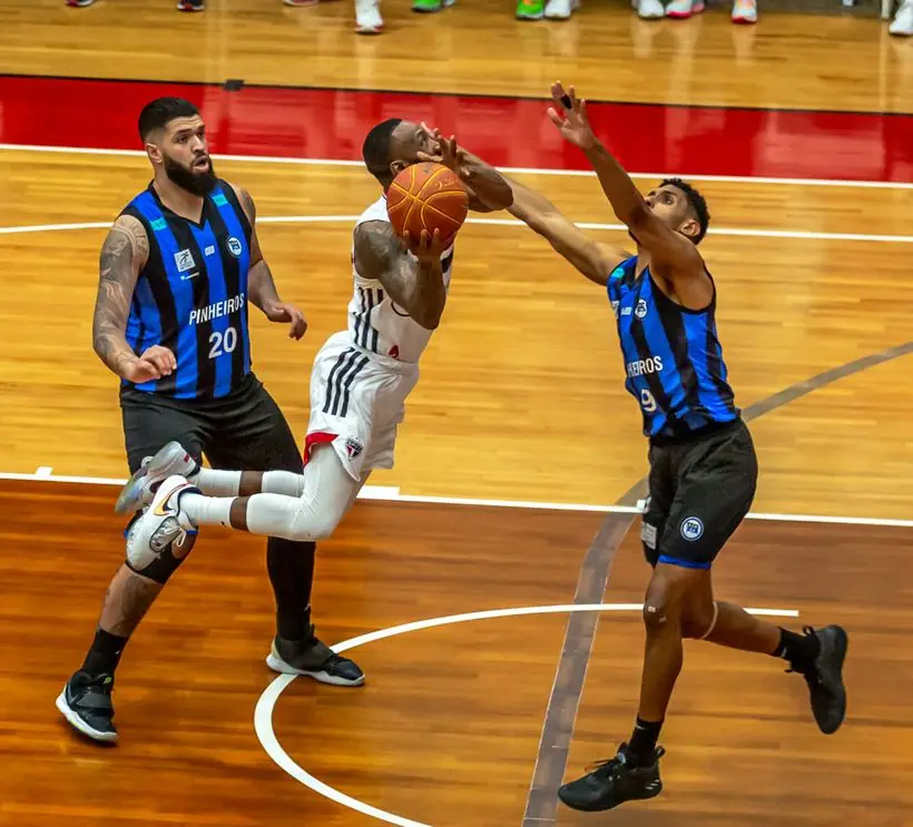 Lance de bandeja sob pressão em partida esportiva fotografado por Alex Capitão