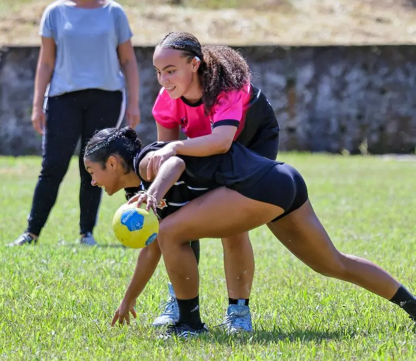 Lance de dividida no campo em partida esportiva fotografado por Alex Capitão