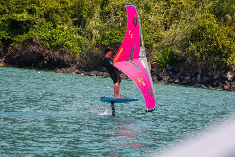 voo sobre a água — cobertura de esporte náutico e canoa havaiana