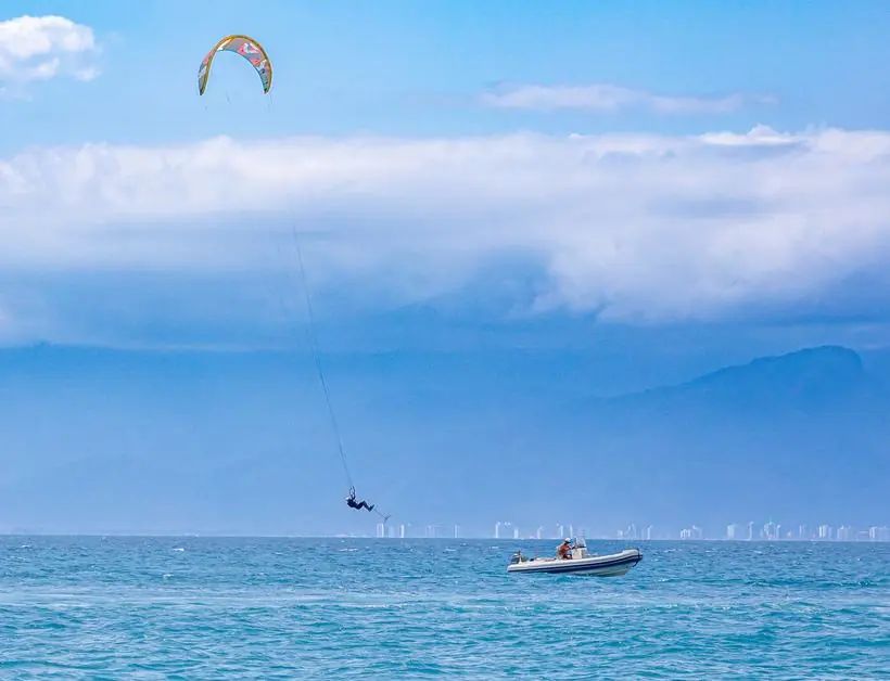 kite no horizonte — cobertura de esporte náutico e canoa havaiana