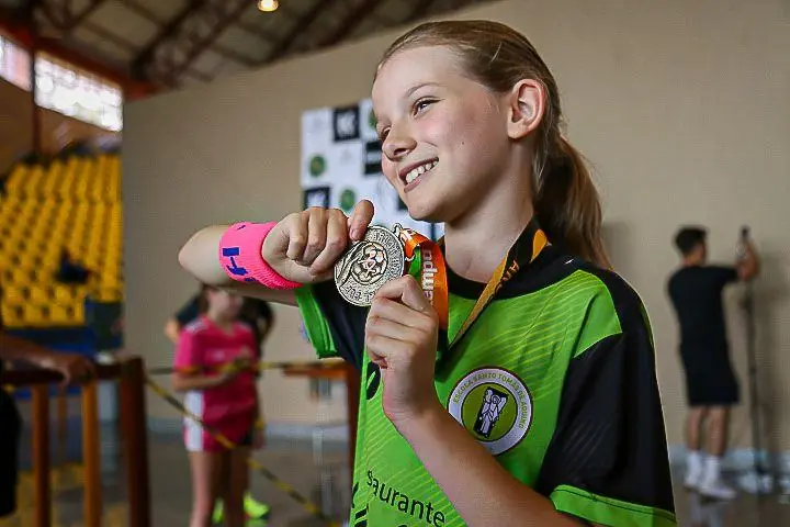 medalha conquistada — retrato fotográfico por Alex Capitão